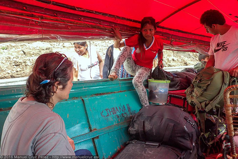 Lancha rápida de transporte de pasajeros en el río Marañón.